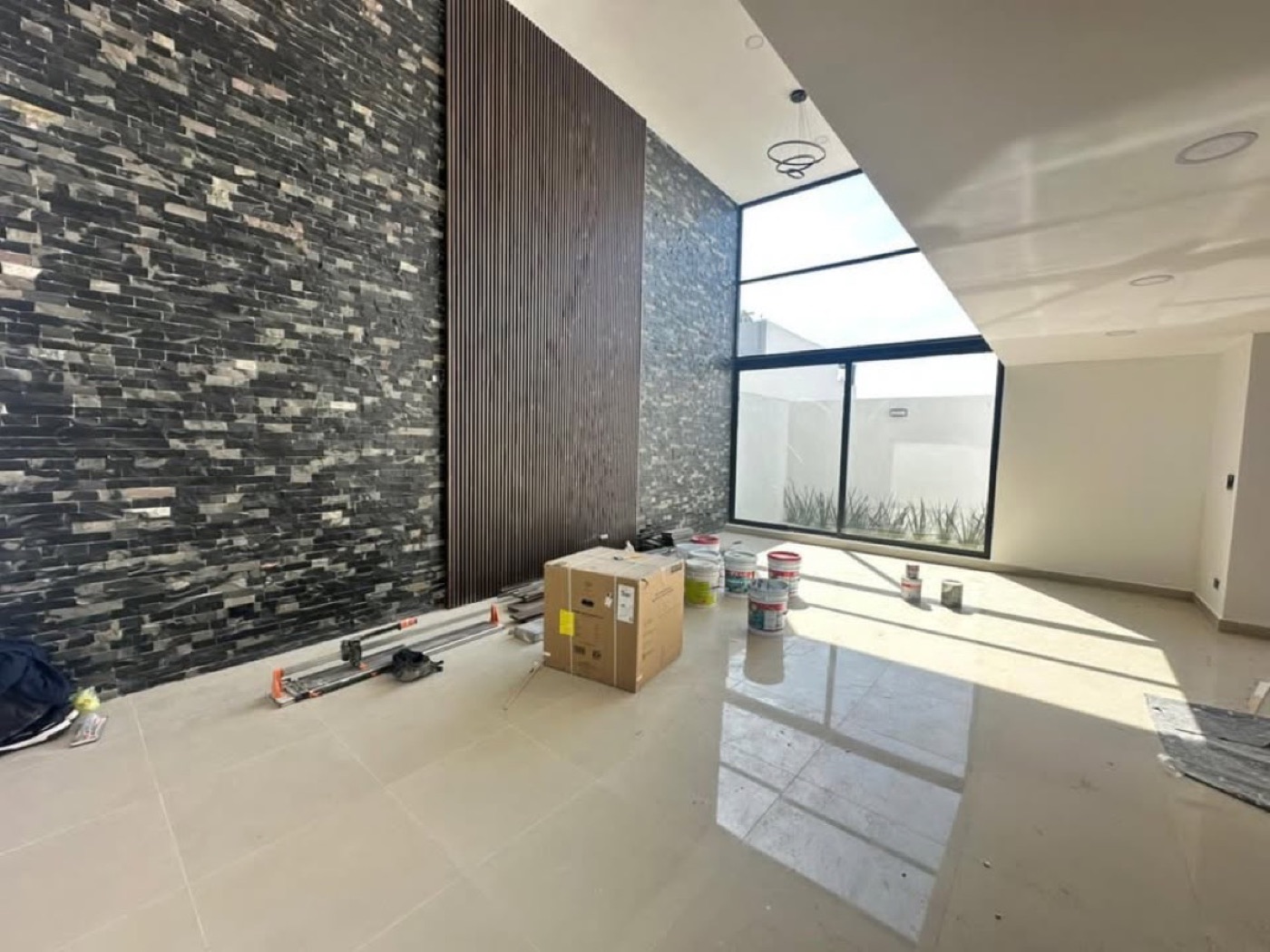 Antes de la IA — cuarto en construcción